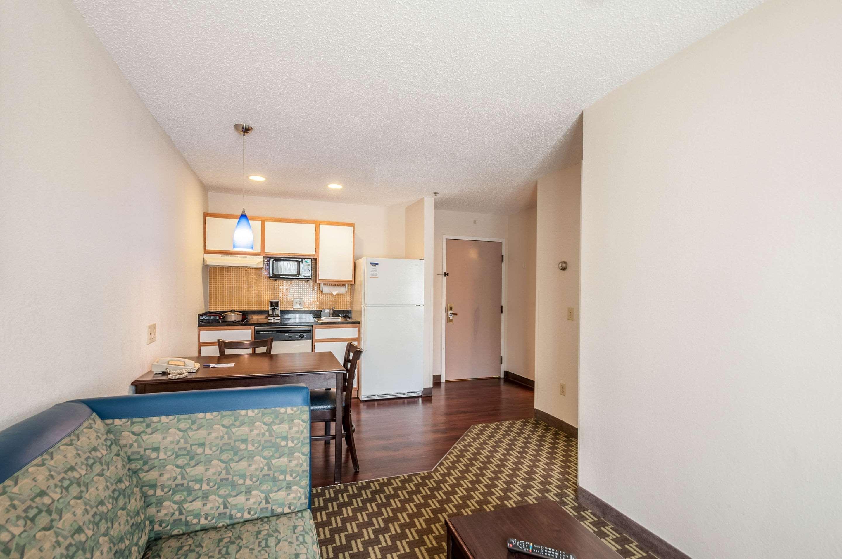 Mainstay Suites Фредерик Екстериор снимка
