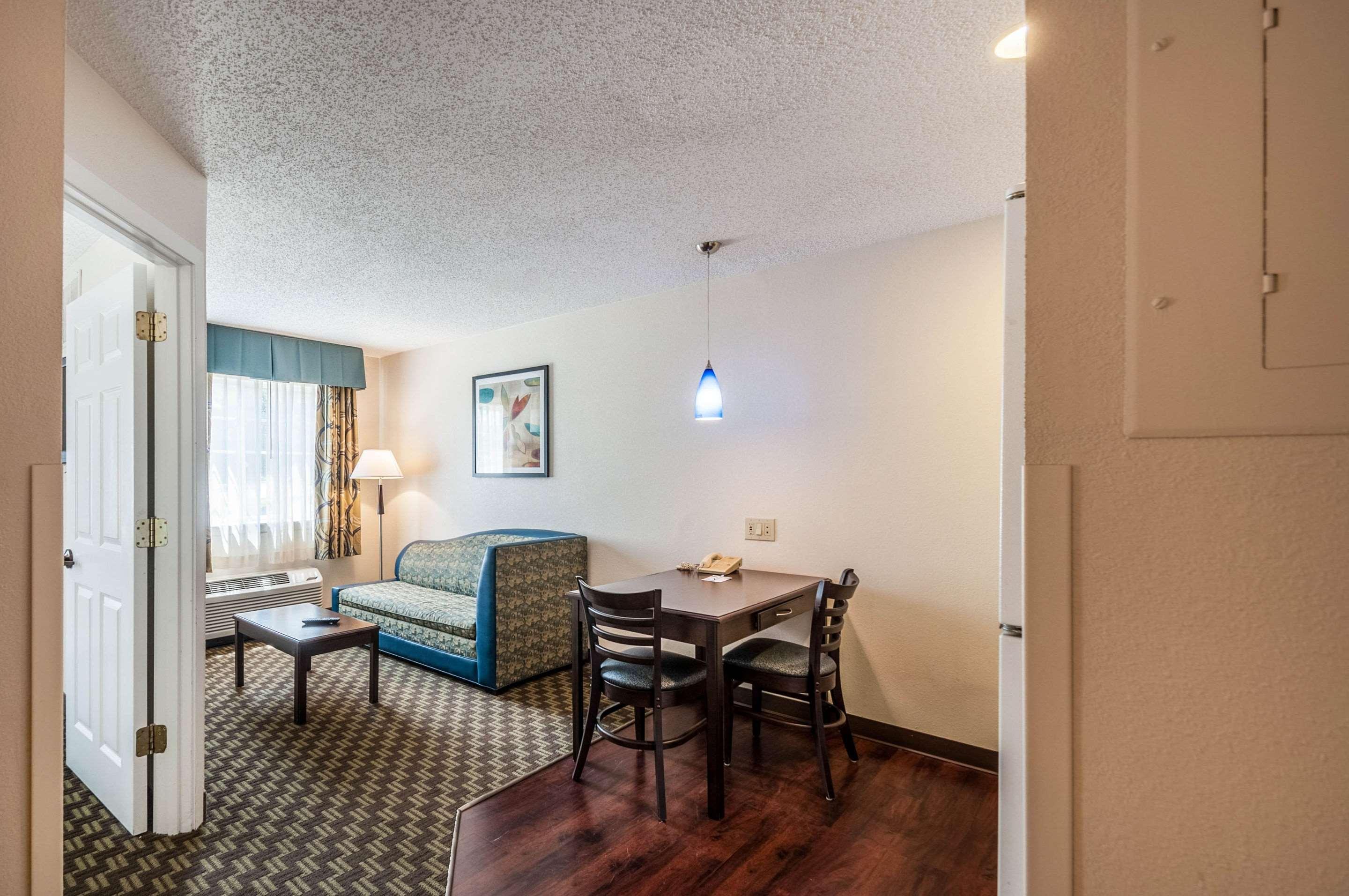 Mainstay Suites Фредерик Екстериор снимка