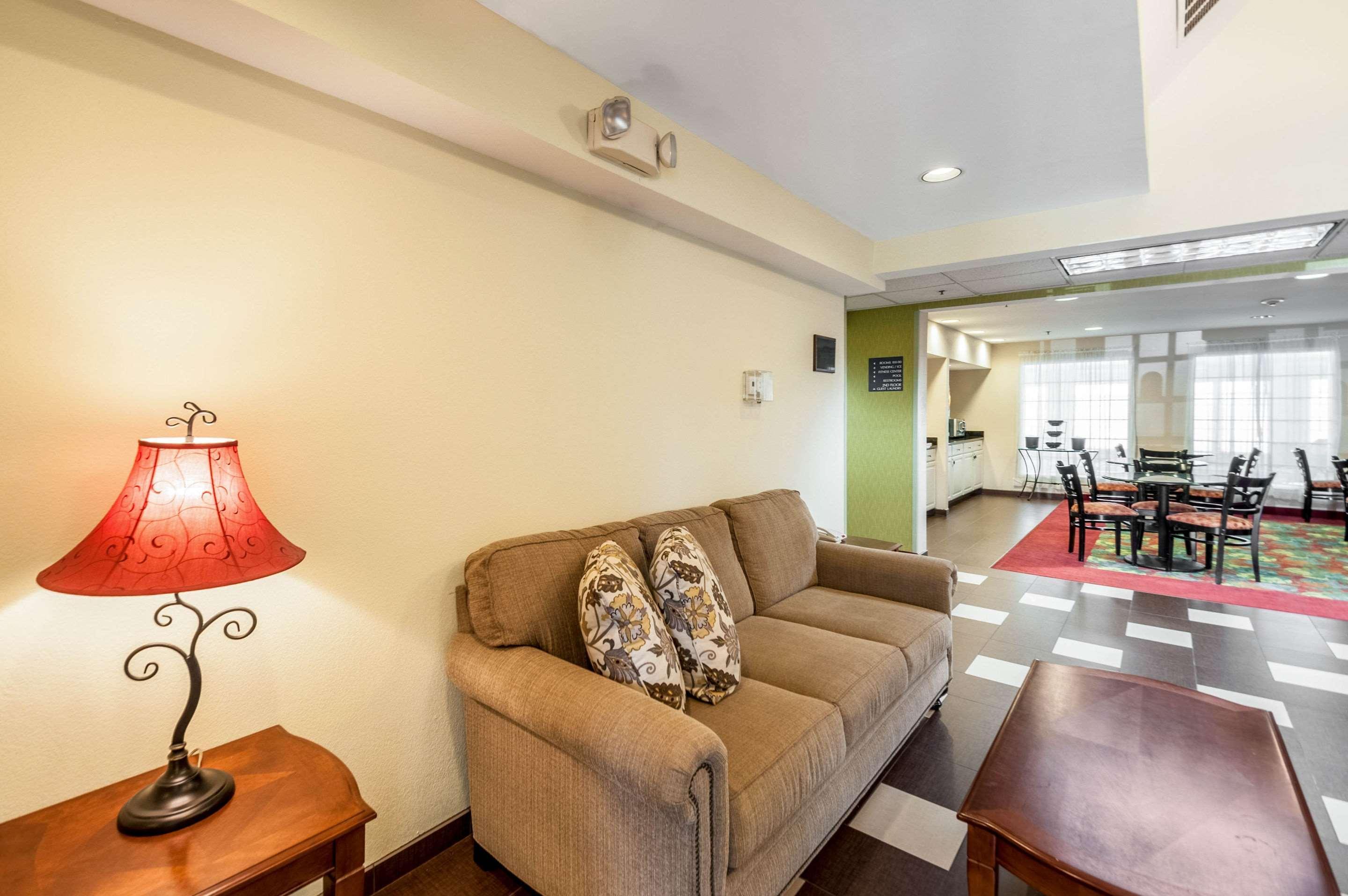 Mainstay Suites Фредерик Екстериор снимка